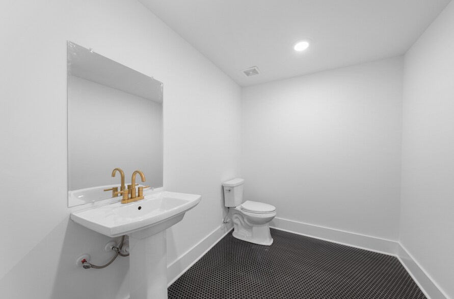 More Photos Of 1105 Gillette Ave, Durham Storefront Retail Office For Lease