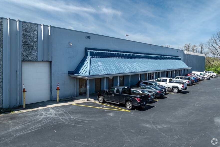 More Photos Of 5051 Freeway Dr E, Columbus Warehouse For Sale