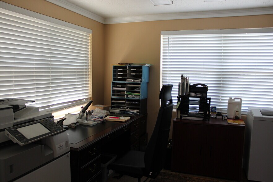 More Photos Of 1505 Lakeview Rd, Clearwater Office For Lease