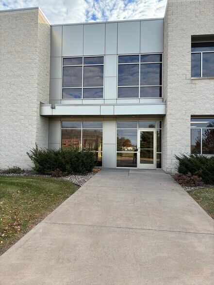 More Photos Of 625 Whitetail Blvd, River Falls Office For Lease