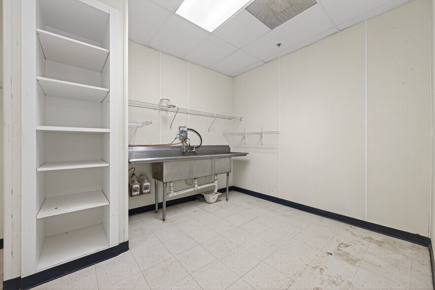 More Photos Of 8525 Queenston Blvd, Houston Freestanding For Sale