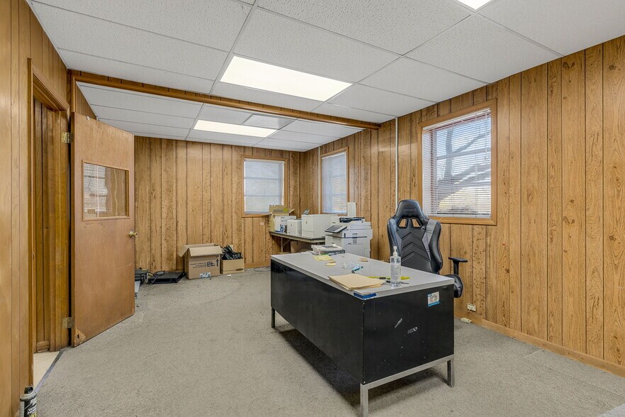 More Photos Of 110 Lee Joyal Rd, Duncan Service For Lease