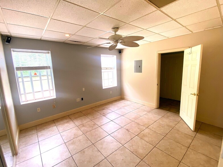 More Photos Of 19924 Chestnut Dr, Foley Showroom For Lease