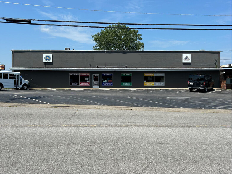 Primary Photo Of 130 N Locust Ave, Gallatin Freestanding For Lease