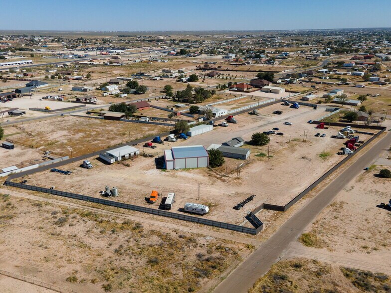 More Photos Of 11010 W Joan Dr, Odessa Warehouse For Lease