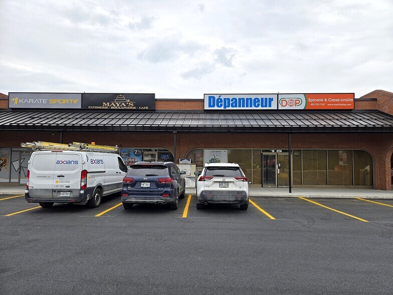 More Photos Of 5555 Boul Des Laurentides, Laval General Retail For Lease