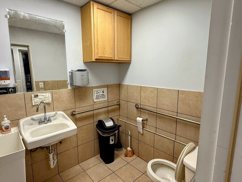 More Photos Of 4389 University Blvd S, Jacksonville Service Station For Sale