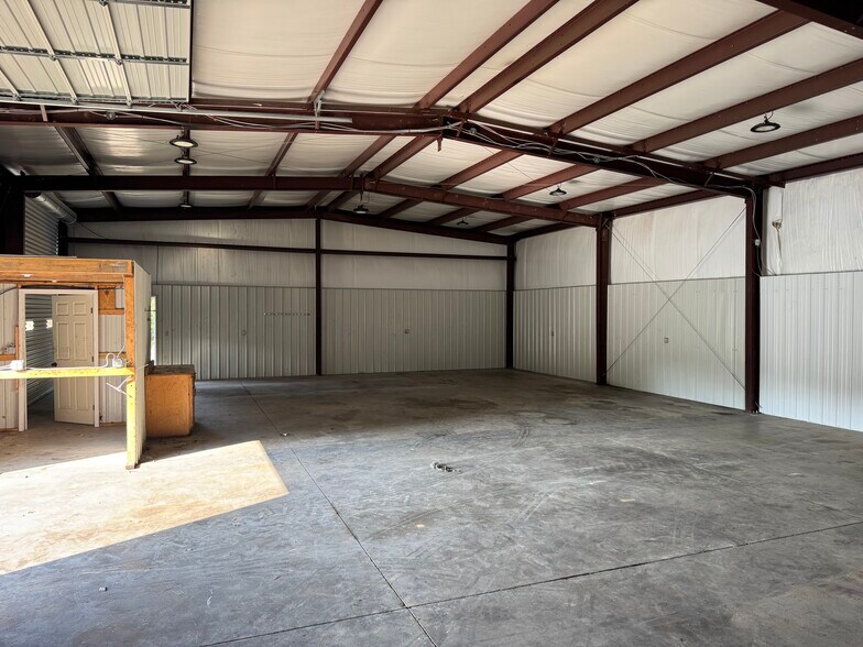 More Photos Of 1302 US 41 N, Calhoun Warehouse For Lease