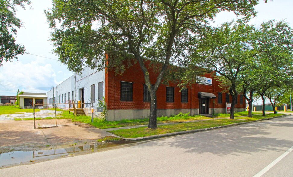 More Photos Of 6028 Navigation Blvd, Houston Warehouse For Sale