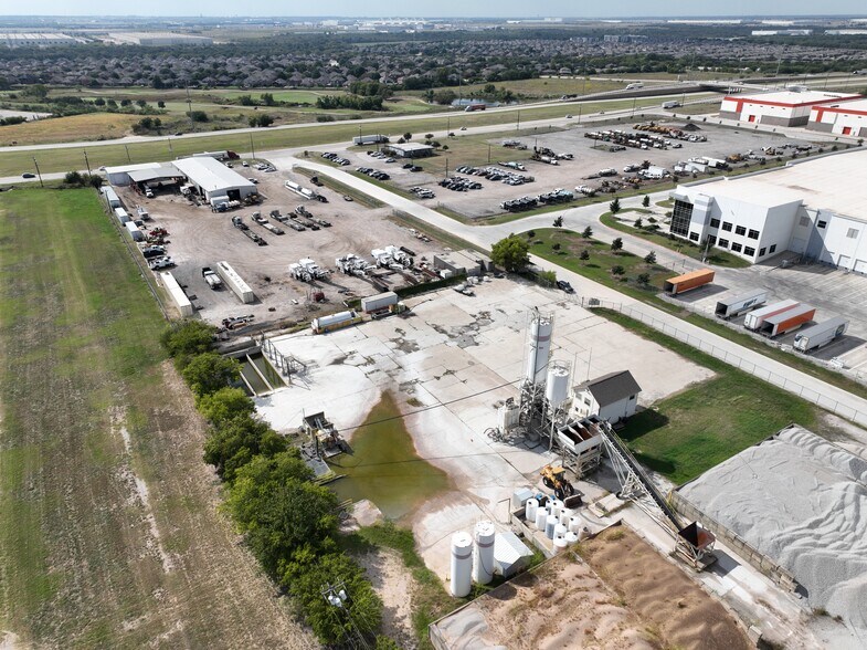 More Photos Of 2901 Highway 114, Fort Worth Truck Terminal For Lease