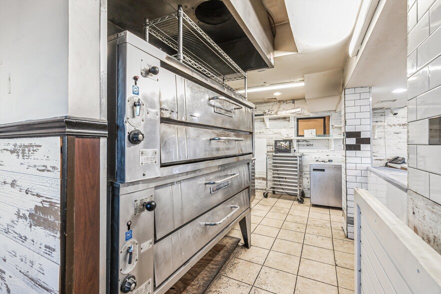 More Photos Of 20 County Road 39, Southampton Restaurant For Lease