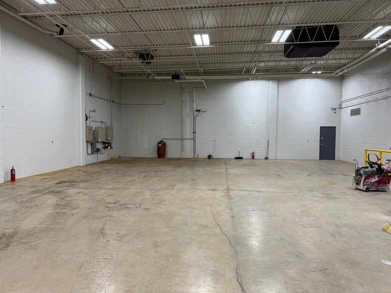 More Photos Of 620 N Lynndale Dr, Appleton Showroom For Lease