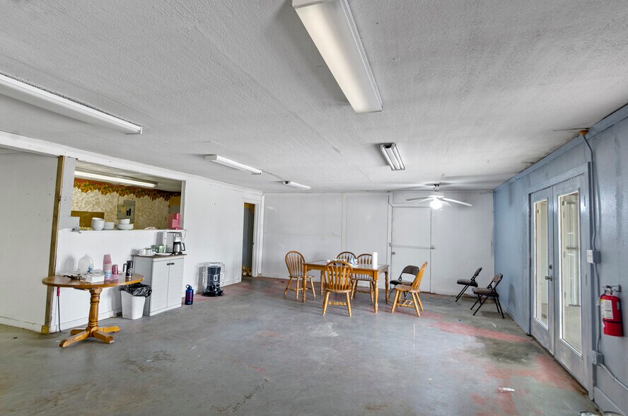 More Photos Of 5716 N US Highway 287, Alvord Truck Terminal For Sale