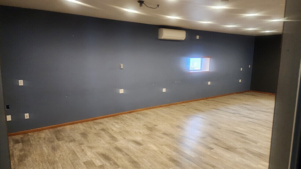 More Photos Of 4401 16th Ave W, Williston Warehouse For Lease