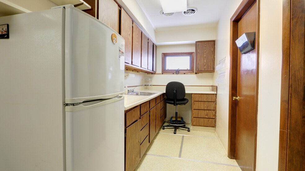 More Photos Of 762 Pre Emption Rd, Geneva Veterinarian Kennel For Sale