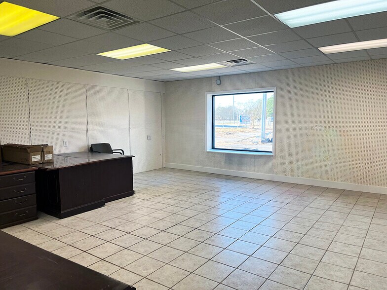 More Photos Of 4702-4704 Dupont Pky, Townsend Freestanding For Lease