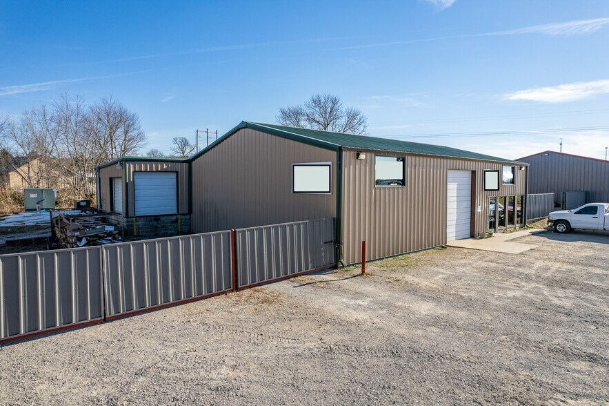 More Photos Of 22472 Highway MM, Lebanon Showroom For Sale