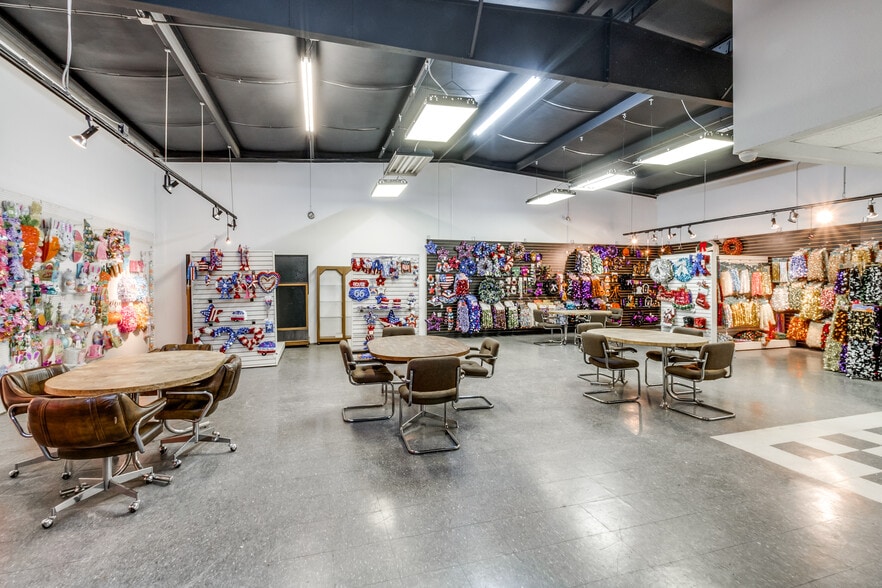 More Photos Of 4906 Don Dr, Dallas Flex For Sale