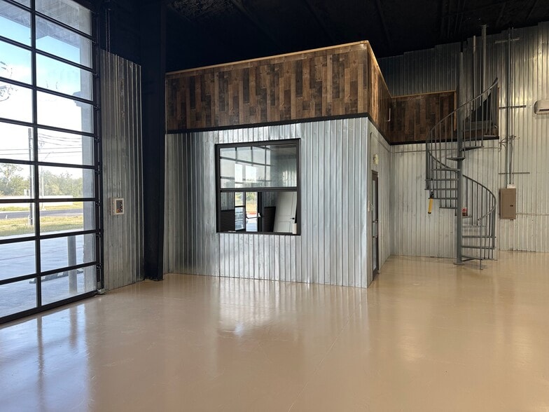 More Photos Of 1055 FM 2623, Seguin Showroom For Lease