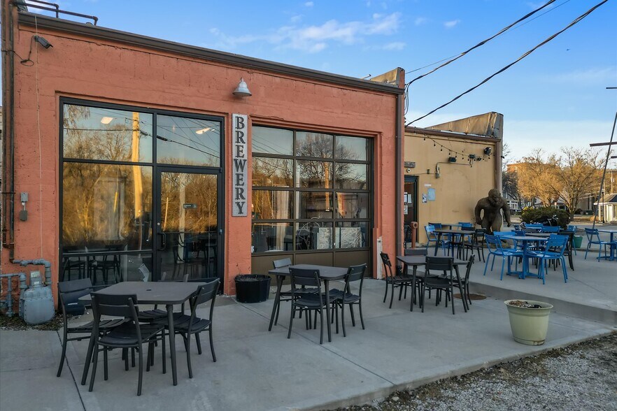 More Photos Of 451 S Thompson Ave, Excelsior Springs Bar For Sale