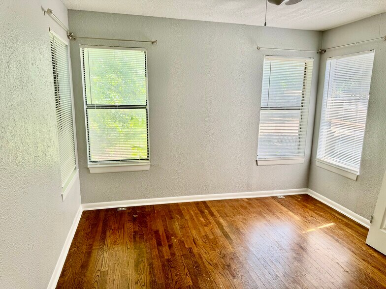 More Photos Of 1612 E Belt Line Rd, Carrollton Office For Sale