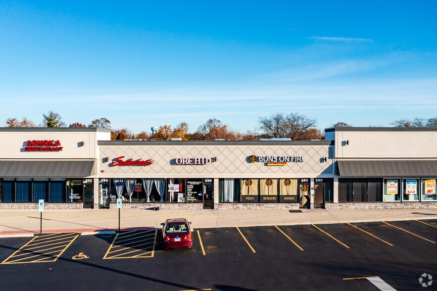 More Photos Of 240-292 Town Center Ln, Glendale Heights Unknown For Lease