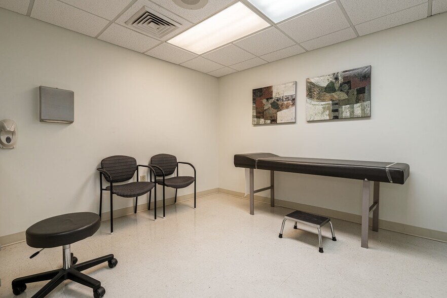 More Photos Of 4331 Churchman Ave, Louisville Medical For Sale