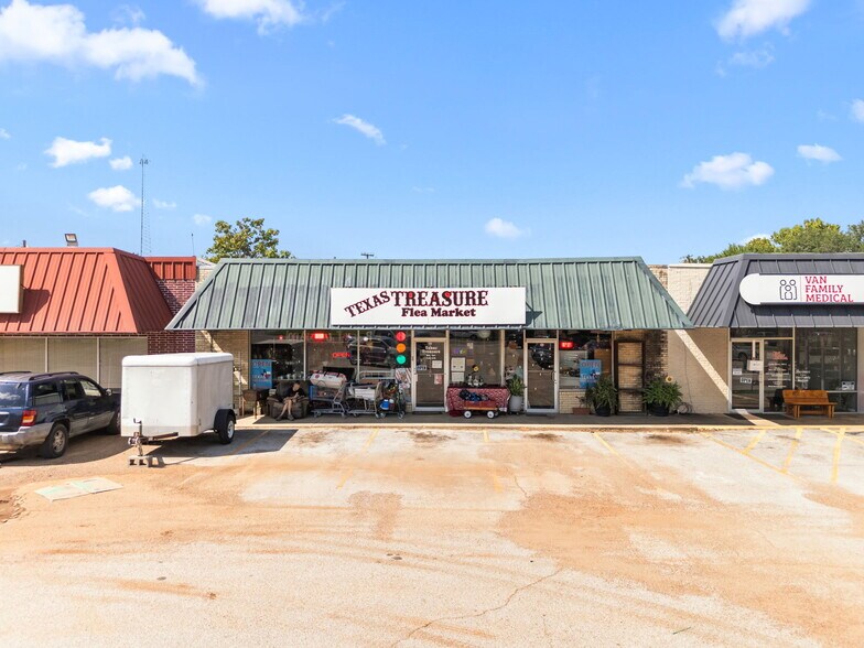 More Photos Of 488 W Main St, Van General Retail For Lease