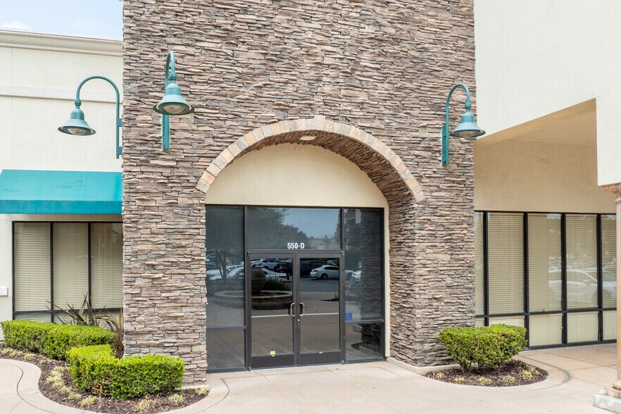 More Photos Of 550 E Betteravia Rd, Santa Maria Freestanding For Lease