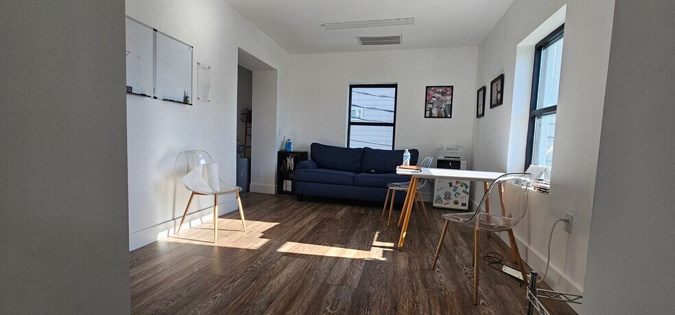 More Photos Of 223 17th St, Virginia Beach Storefront Retail Office For Sale