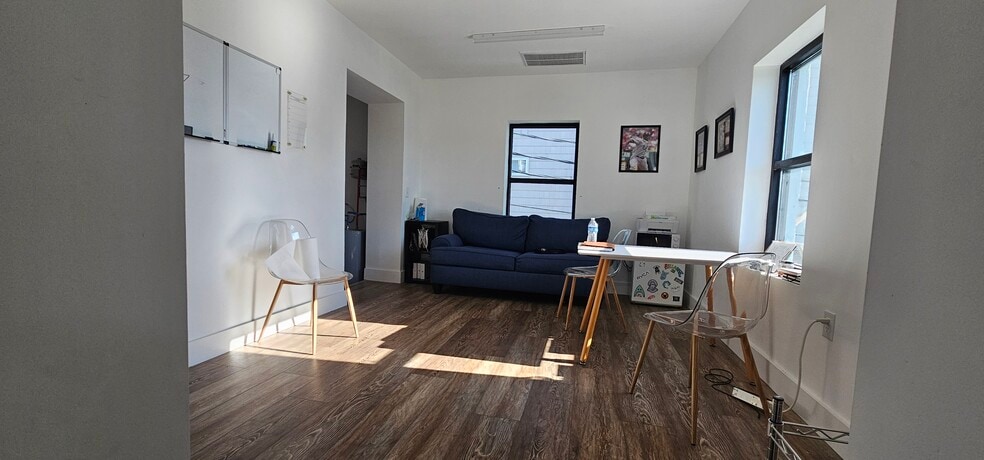 More Photos Of 223 17th St, Virginia Beach Storefront Retail Office For Sale