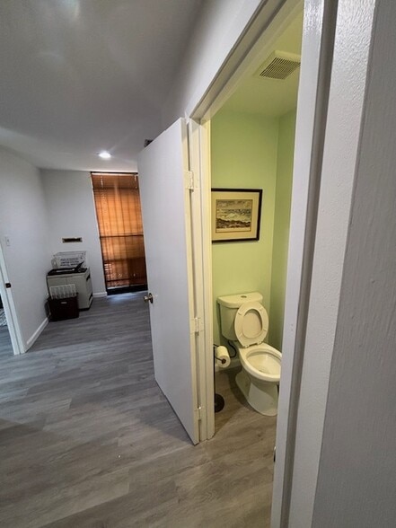 More Photos Of 8191 Southwest Fwy, Houston Office For Sale