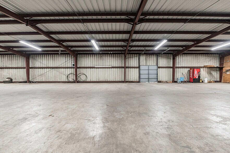 More Photos Of 704 W University Ave, Georgetown Light Distribution For Lease