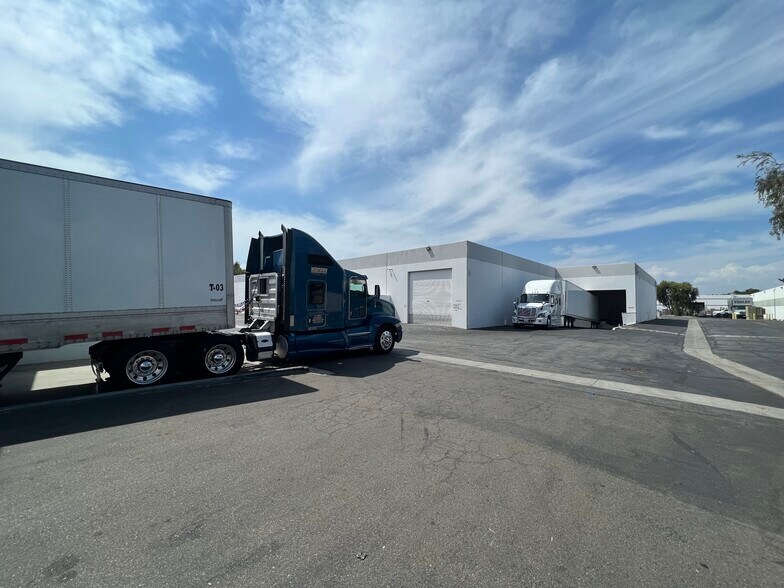 More Photos Of 16808-16818 Marquardt Ave, Cerritos Warehouse For Lease