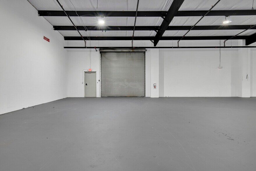 More Photos Of 901 Central Florida Pky, Orlando Warehouse For Lease