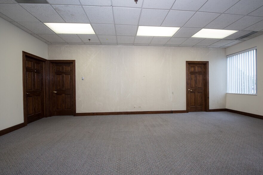More Photos Of 1230 Karl Ct, Wauconda Light Distribution For Lease