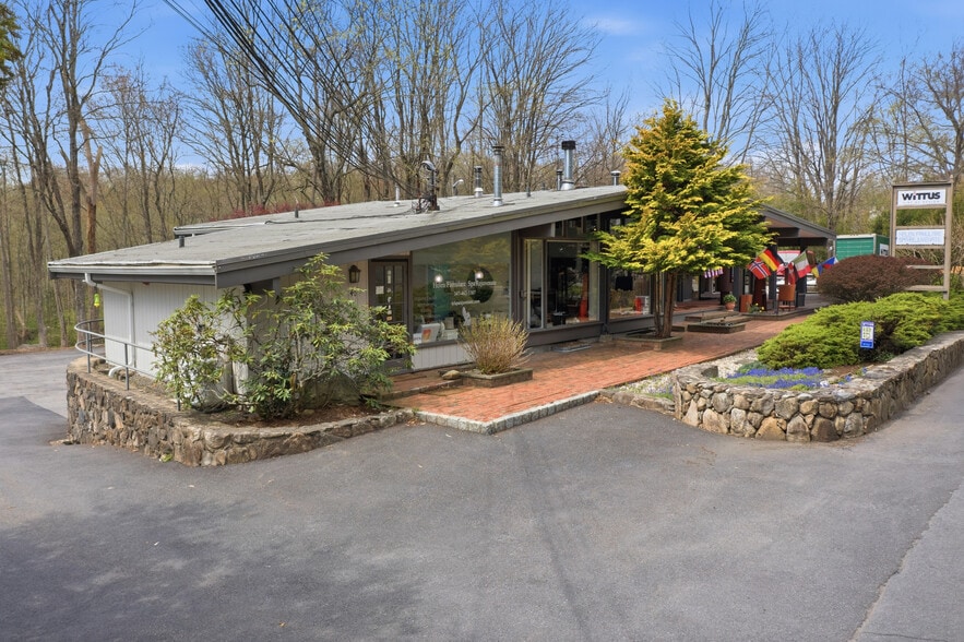 More Photos Of 40 Westchester Ave, Pound Ridge Freestanding For Sale