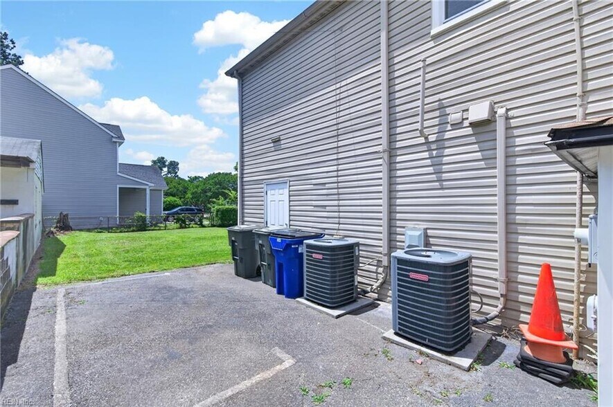 More Photos Of 2456 Ballentine Blvd, Norfolk Flex For Sale