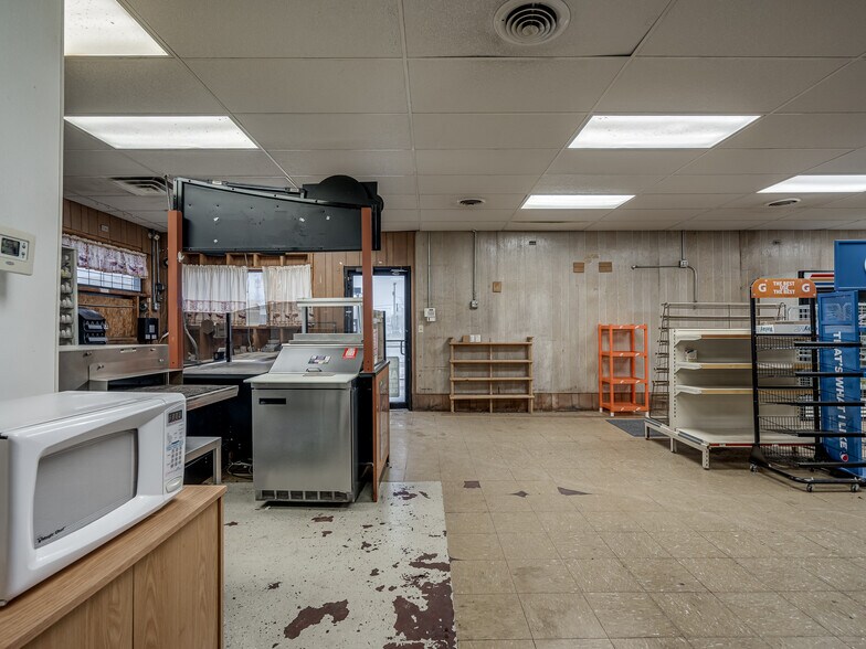 More Photos Of 200 N Broadway Ave, Geary Convenience Store For Sale