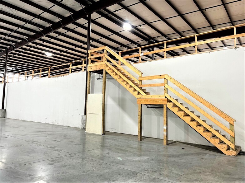 More Photos Of 419 S Lincoln St, Lowell Showroom For Lease