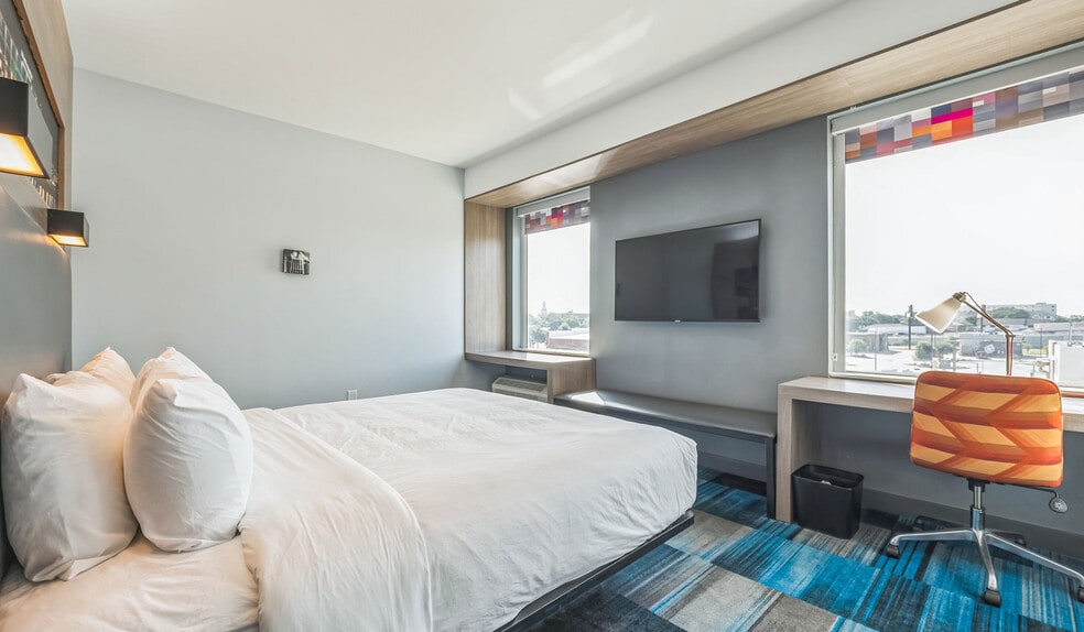 More Photos Of 900 S 11th St, Waco Hotel For Sale
