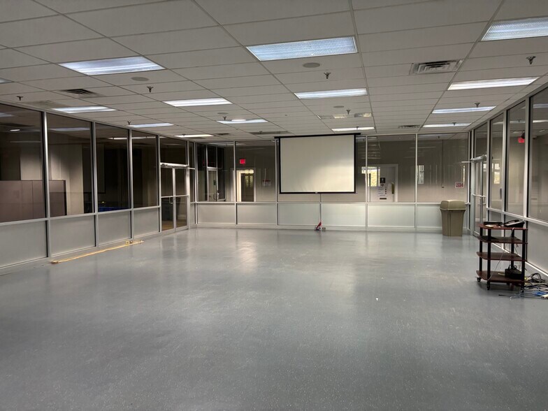 More Photos Of 1000 Robins Rd, Lynchburg Manufacturing For Lease