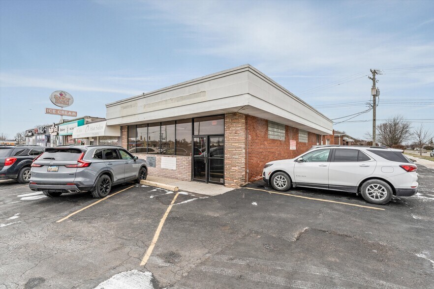 Primary Photo Of 18703 E 10 Mile Rd, Roseville Storefront For Lease