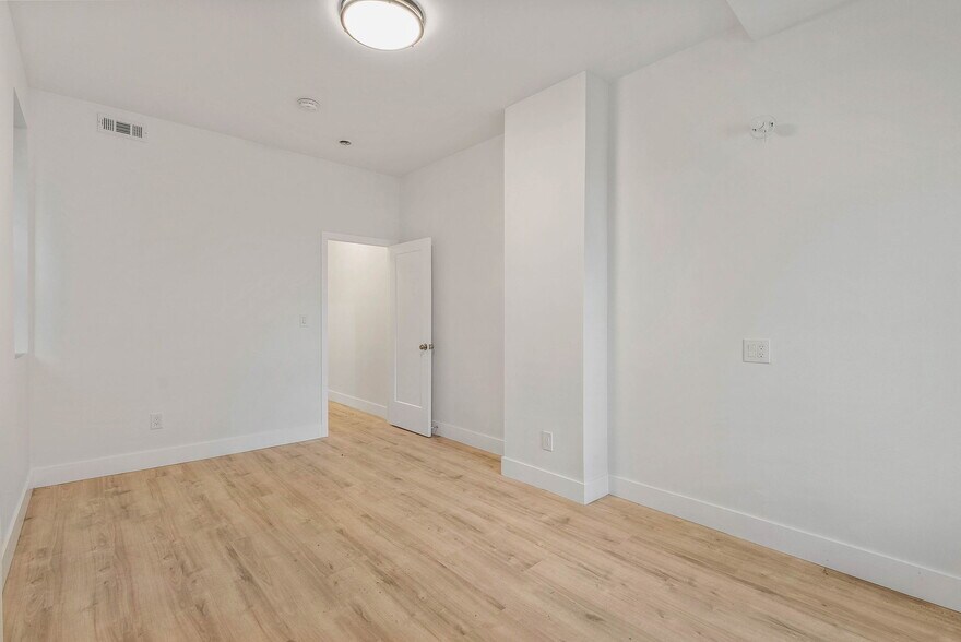 More Photos Of 1326 Point Breeze Ave, Philadelphia General Retail For Lease