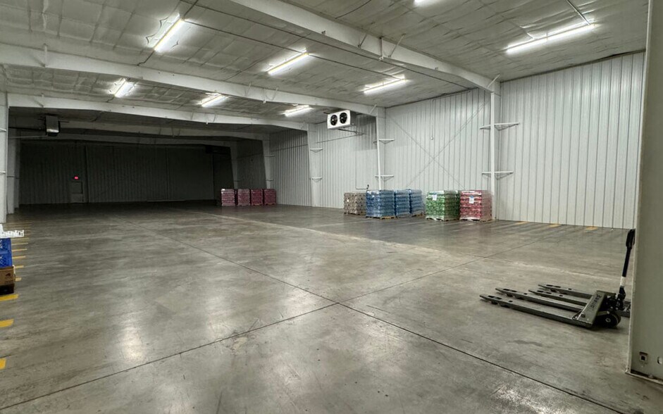 More Photos Of 425 N Broadway Ave, Riverton Light Distribution For Sale