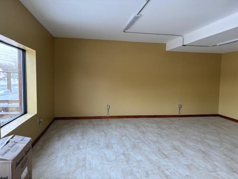 More Photos Of 335 Wellington St, Port Colborne Storefront For Sale