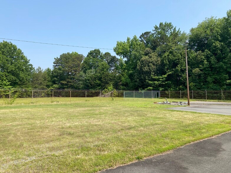More Photos Of 920 Eastway Dr, Charlotte Warehouse For Sale