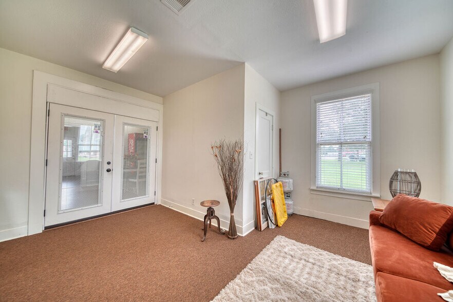 More Photos Of 2813 45th St, Dickinson Storefront Retail Residential For Sale