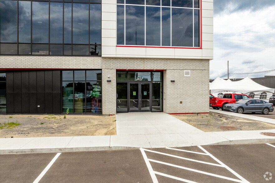 More Photos Of 1459 Boul Des Laurentides, Laval Office Residential For Lease