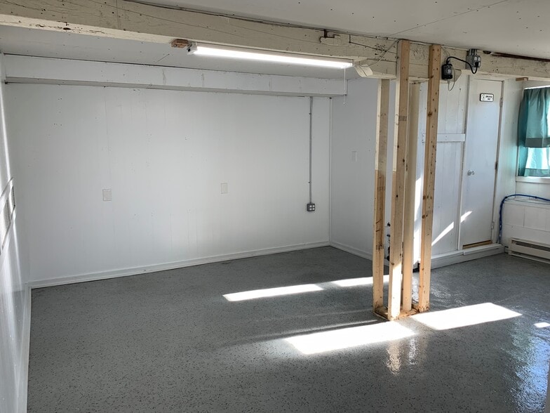 More Photos Of 1049 Tiogue Ave, Coventry Showroom For Lease